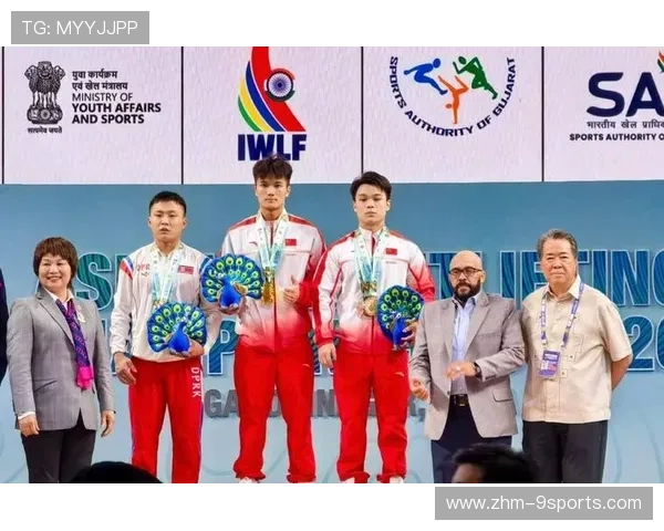 国际举重公开赛中国选手在赛场上展现稳定心态